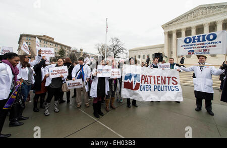 Washington, DC, USA. 4. März 2015. Menschen machen ihren Standpunkt außerhalb der US Supreme Court am Morgen des mündlichen Argumente in König v. Burwell, eine Herausforderung für die bezahlbare Pflege Act. © Brian Cahn/ZUMA Draht/Alamy Live-Nachrichten Stockfoto