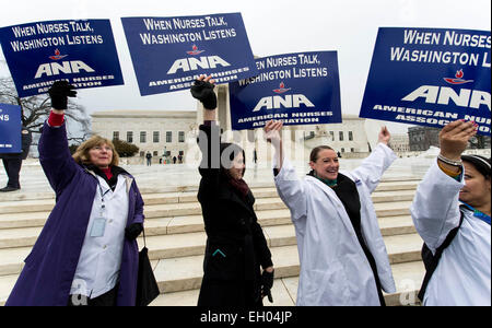 Washington, DC, USA. 4. März 2015. Menschen machen ihren Standpunkt außerhalb der US Supreme Court am Morgen des mündlichen Argumente in König v. Burwell, eine Herausforderung für die bezahlbare Pflege Act. © Brian Cahn/ZUMA Draht/Alamy Live-Nachrichten Stockfoto