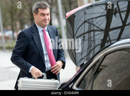 München, Deutschland. 4. März 2015. Bayerischen Finance Minister Markus Soeder (CSU) kommt es zu einer Kabinettssitzung in der Bayerischen Staatskanzlei in München, Deutschland, 4. März 2015. Während der außerordentlichen Tagung diskutiert das Kabinett die Verlagerung von ca. 1500 Beamte von metropolitan in ländlichen Gebieten. Bildnachweis: Dpa picture Alliance/Alamy Live News Stockfoto