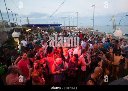 Menschen tanzen auf DJ party im Clube Ferroviario (Railway Club), in Lissabon, Portugal. Stockfoto