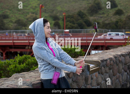 Asiatische Frau, selfie Stick, wobei selfie selfie, Foto, Vista Point, nördlich der Golden Gate Bridge, Stadt Sausalito, Sausalito, Kalifornien Stockfoto