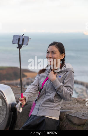 Asiatische Frau, selfie Stick, wobei selfie selfie, Foto, Vista Point, nördlich der Golden Gate Bridge, Stadt Sausalito, Sausalito, Kalifornien Stockfoto