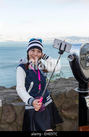 Asiatische Frau, selfie Stick, wobei selfie selfie, Foto, Vista Point, nördlich der Golden Gate Bridge, Stadt Sausalito, Sausalito, Kalifornien Stockfoto