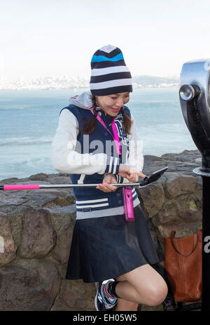 Asiatische Frau, selfie Stick, wobei selfie selfie, Foto, Vista Point, nördlich der Golden Gate Bridge, Stadt Sausalito, Sausalito, Kalifornien Stockfoto