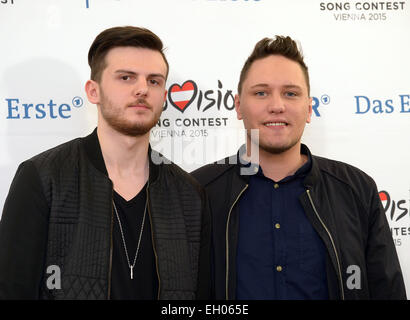 Hannover, Deutschland. 4. März 2015. Die Mitglieder des Duos "Noize Generation", Jeff (L) und Patrik Jean (R) posieren mit Moderatorin Barbara Schoeneberger (C) während einer Pressekonferenz für die deutsche Vorrunde des Eurovision Song Contest (ESC) "Unser Lied für Österreich" in Hannover, 4. März 2015. Die 60. ESC wird am 23. Mai 2015 in Wien stattfinden. Foto: PETER STEFFEN/Dpa/Alamy Live News Stockfoto