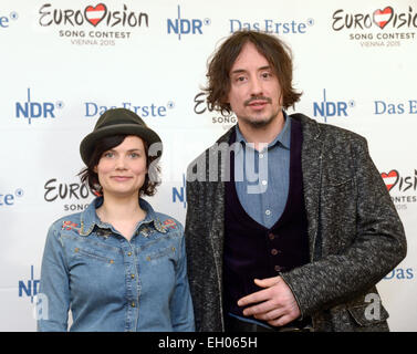 Hannover, Deutschland. 4. März 2015. Die Mitglieder des Duos Mrs Greenbird, Sarah Nuecken und Gitarrist Steffen Brueckner darstellen und Lächeln während einer Pressekonferenz für die deutsche Vorrunde des Eurovision Song Contest (ESC) "Unser Lied für Österreich" in Hannover, 4. März 2015. Die 60. ESC wird am 23. Mai 2015 in Wien stattfinden. Foto: PETER STEFFEN/Dpa/Alamy Live News Stockfoto