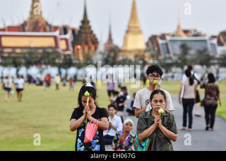 Bangkok, Thailand. 4. März 2015. Die Menschen beten während einer Zeremonie der Makha Bucha-Festival auf dem Sanam Luang Platz in Bangkok, Thailand, am 4. März 2015. Die Makha Bucha-Festival wird von Buddhisten in Thailand am 15. Tag des dritten Monats im thailändischen Mondkalender gefeiert. © Li Mangmang/Xinhua/Alamy Live-Nachrichten Stockfoto