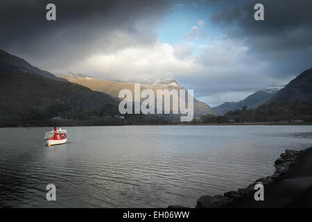 Abend im Zuge der Wolken über dem See Padarn, Wales, blickte der Pass von Llanberis, Moun Snowdon. Stockfoto