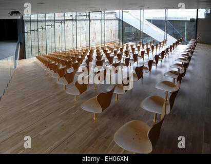 Hörsaal im Maritime Museum von Dänemark, M/S Museet für Søfart, Elsinore/Helsingør in Dänemark. Bjarke Ingels Group groß. Arne Jacobsen Stühle Stockfoto