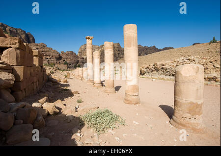 Römische Säulen in die Säulenstraße in Petra in Jordanien Stockfoto