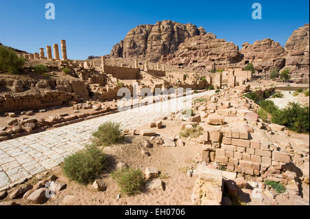 Der große Tempel (links) im Colonnaded Straße in Petra in Jordanien Stockfoto