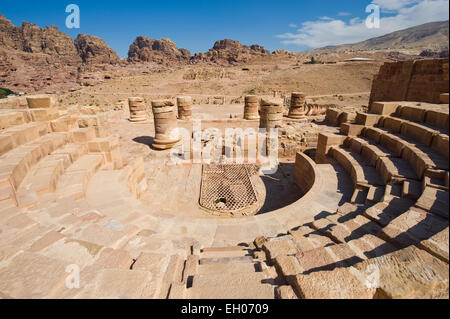 Kleine römische Theater im großen Tempel in Petra in Jordanien Stockfoto
