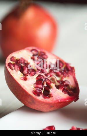 Still-Leben essen Bild einen Granatapfel und Samen Stockfoto