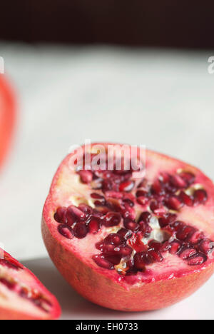Still-Leben essen Bild eines Granatapfels in zwei Hälften geschnitten Stockfoto
