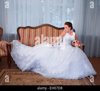 Braut auf sofa Stockfoto