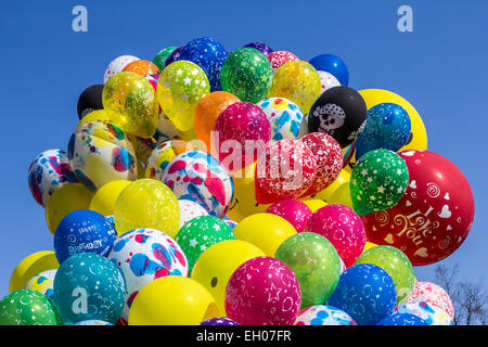 Luftballons Karneval blaue Himmel Stockfoto