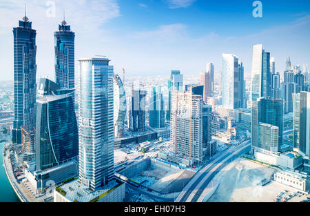 Dubai Stadt, Vogelperspektive auf majestätische Stadtbild mit modernen Neubauten, tagsüber Panorama-Szene, Vereinigte Arabische Emirate Stockfoto