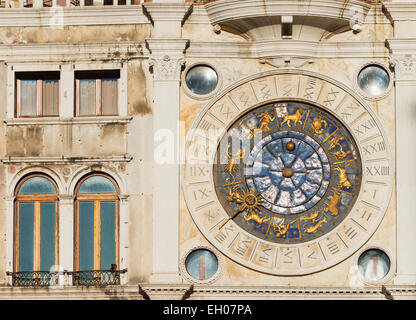 Europa, Italien, Veneto, Venedig, San Marco, Uhrturm in St Marks Platz Stockfoto