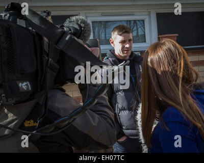 Ein Mann wird von einem Fernsehteam in der Nähe von Barton Court interviewt, wo der Körper der fehlenden Schulmädchen Rebecca Watts gestern entdeckt wurde. Bildnachweis: James Beck/Alamy Live News Stockfoto