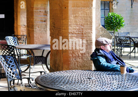 Mansfield, Nottingham, UK. 4. März 2015. Frühling liegt in der Luft an klaren sonnigen Tag, aber die Temperatur bleiben kalt. Entspannen im Café auf dem Gelände des Newstead Abbey Mann. Bildnachweis: IFIMAGE/Alamy Live-Nachrichten Stockfoto