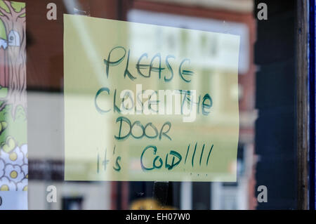 Mansfield, Nottingham, UK. 4. März 2015. Frühling liegt in der Luft an klaren sonnigen Tag, aber die Temperatur bleiben kalt. Charity-Shop in Mansfield Town centre "Bitte Türe schließen ist es kalt". Bildnachweis: IFIMAGE/Alamy Live-Nachrichten Stockfoto