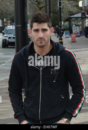 Cheshire, UK. 4. März 2015. Ehemalige Sheffied United Footballer Ched Evans zu Fuß durch Hale Dorf in Cheshire. Ched Evans wurde im Oktober aus dem Gefängnis entlassen und hat gekämpft, um einen Fußball-Verein, ihn auf zu finden. Bildnachweis: Stephen Searle/Alamy Live-Nachrichten Stockfoto