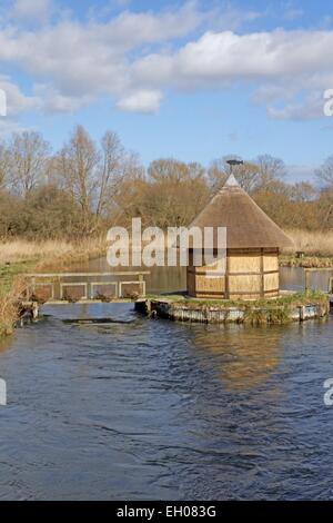 Fisherman's Hut und Aal Traps auf River Test. Stockfoto