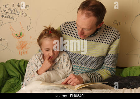Vater Tochter vor dem Schlafengehen - Modell veröffentlicht lesen Stockfoto