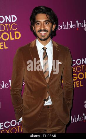 New York, NY, USA. 3. März 2015. Dev Patel bei der Ankunft für die ZWEITBESTE EXOTIC MARIGOLD HOTEL Premiere, Ziegfeld Theatre, New York, NY 3. März 2015. © Kristin Callahan/Everett Collection/Alamy Live-Nachrichten Stockfoto