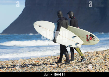 Surfer am Saltburn von Meer, North Yorkshire, England, UK Stockfoto