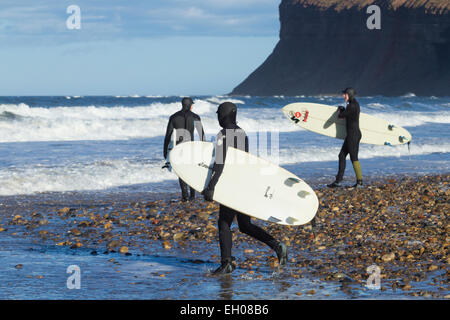 Surfer am Saltburn von Meer, North Yorkshire, England, UK Stockfoto