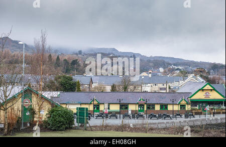 Die kleine Stadt Llanberis, Wales, mit, in den Vordergrund, die niedrigsten Station der Eisenbahn das geht an die Spitze der Snowdon Stockfoto