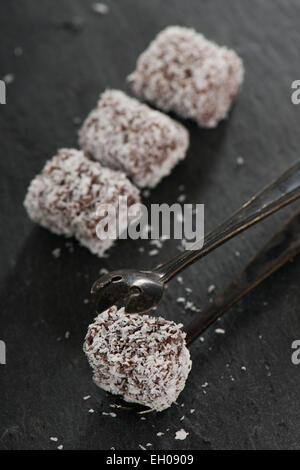 Kokosnuss-Cookies auf einer Platte Stockfoto