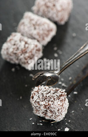 Kokosnuss-Cookies auf einer Platte Stockfoto