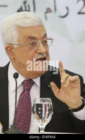 (150305)--RAMALLAH, 5. März 2015 (Xinhua)--Palästinenserpräsident Mahmoud Abbas spricht während der Sitzung von der zentrale Rat der Palästinensischen Befreiungsorganisation (PLO) in der Westbank Ramallah, 4. März 2015. Abbas fordert der Zentralrat der PLO, die Funktionen der palästinensischen Autonomiebehörde (PNA) am Mittwoch zu überdenken. (Xinhua/Fadi Aruri) (Zjy) Stockfoto