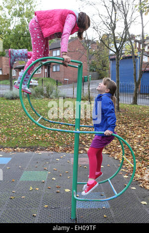 Mädchen spielen im Stadtpark - Klettergerüst Stockfoto