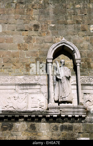 Italien, Friaul-Julisch Venetien, Triest, Kathedrale San Giusto, Statue von San Giusto auf dem Glockenturm Stockfoto