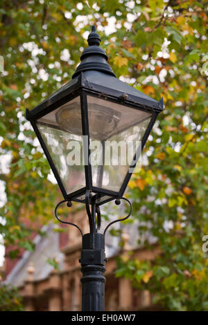 Nahaufnahme einer alten Straßenlaterne am Queens Square, Bristol, England, Großbritannien Stockfoto