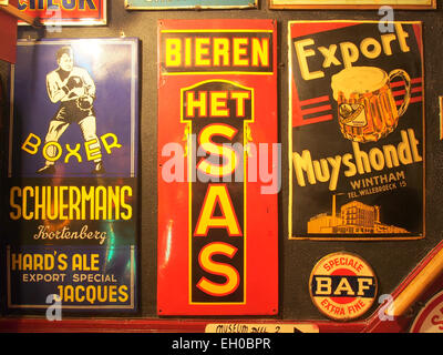 Boxer Schuermans Hards Ale, Het SAS Bierener & Export Muyshondt Emaille Werbeschilder Stockfoto