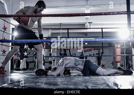 Boxer seines Gegners ausschlagen Stockfoto