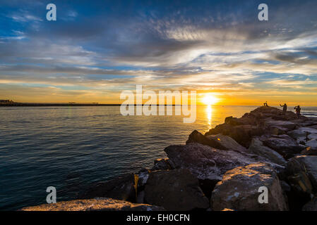 Blick auf den Sonnenuntergang über dem Meer von der Mission Bay Kanal Anlegestelle. San Diego, California, Vereinigte Staaten von Amerika. Stockfoto