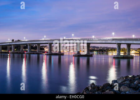 Lichter auf den Westen Mission Bay Drive Bridge reflektierenden aus dem Wasser in der Nacht. San Diego, California, Vereinigte Staaten von Amerika. Stockfoto