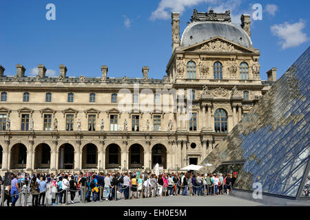 Paris, das Louvre Museum, die Pyramide, die Warteschlange am Eingang Stockfoto