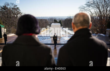 NASA-Administrator Charles Bolden und seine Frau sehen Alexis als Grab Wachen mit der alten Garde, die 3. US-Infanterie-Regiment, führen Sie eine Wachablösung vor einer Kranzniederlegung im Rahmen des NASA Tag des Gedenkens, Mittwoch, 28. Januar 2015, in Arlington Nationalfriedhof Arlington, VA.  Die Kränze wurden verlegt, in Erinnerung an die Männer und Frauen, die ihr Leben auf der Suche nach Erforschung des Weltraums verloren. Stockfoto