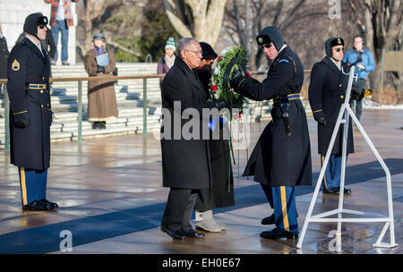 NASA-Administrator Charles Bolden und seine Frau Alexis legen einen Kranz am Grab der unbekannten im Rahmen des NASA Tag des Gedenkens, Mittwoch, 28. Januar 2015, in Arlington Nationalfriedhof Arlington, VA.  Die Kränze wurden verlegt, in Erinnerung an die Männer und Frauen, die ihr Leben auf der Suche nach Erforschung des Weltraums verloren. Stockfoto