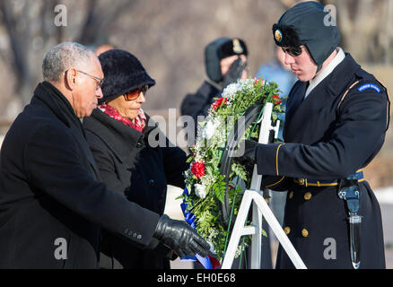 NASA-Administrator Charles Bolden und seine Frau Alexis legen einen Kranz am Grab der unbekannten im Rahmen des NASA Tag des Gedenkens, Mittwoch, 28. Januar 2015, in Arlington Nationalfriedhof Arlington, VA.  Die Kränze wurden verlegt, in Erinnerung an die Männer und Frauen, die ihr Leben auf der Suche nach Erforschung des Weltraums verloren. Stockfoto