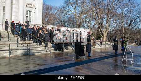 NASA Personal zusehen, wie ein Kranz wird am Grab des unbekannten vom NASA-Administrator Charles Bolden und seine Frau Alexis im Rahmen des NASA Tag des Gedenkens, Mittwoch, 28. Januar 2015, am Arlington National Cemetery in Arlington, Virginia verlegt  Die Kränze wurden verlegt, in Erinnerung an die Männer und Frauen, die ihr Leben auf der Suche nach Erforschung des Weltraums verloren. Stockfoto