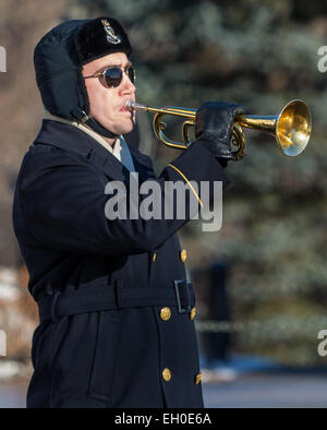 Armaturen werden von einem Mitglied des The Old Guard gespielt, nachdem NASA-Administrator Charles Bolden einen Kranz am Grab der unbekannten im Rahmen des NASA Tag des Gedenkens, Mittwoch, 28. Januar 2015, auf dem Nationalfriedhof Arlington in Arlington, Virginia gelegt  Die Kränze wurden verlegt, in Erinnerung an die Männer und Frauen, die ihr Leben auf der Suche nach Erforschung des Weltraums verloren. Stockfoto