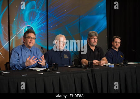 Jeff Newmark, Direktor ad interim, Heliophysics Division, NASA-Hauptquartier, links, Jim Burch, principal Investigator MMS Instrument Suite, Southwest Research Institute, zweiter von links, Craig Tooley, MMS-Projekt-Manager, der NASA Goddard Space Flight Center, zweiter von rechts, und Paul Cassak, Associate Professor, West Virginia University, Recht, gesehen werden, während ein Briefing über den bevorstehenden Start der Mission der Magnetospheric Multiscale (MMS), Mittwoch, 25 Februar , 2015, im NASA-Hauptquartier in Washington DC. Die Mission ist geplant für März 12 Start von Cape Canaveral Air Force Station Stockfoto