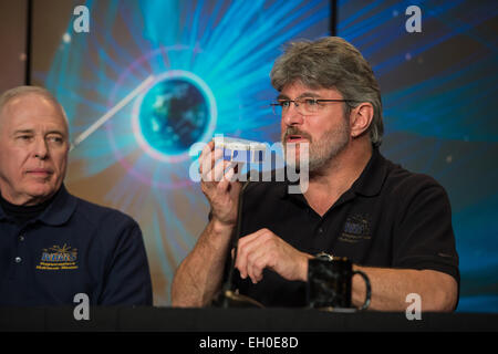 Craig Tooley, MMS-Projekt-Manager, der NASA Goddard Space Flight Center, spricht bei einem Briefing über den bevorstehenden Start der Mission Magnetospheric Multiscale (MMS), Mittwoch, 25. Februar 2015, im NASA-Hauptquartier in Washington DC. Die Mission ist für einen März 12 von Cape Canaveral Air Force Station in Florida starten und wird helfen, den Prozess der magnetischen Rückverbindung in der Atmosphäre der Sonne und anderen Sternen, in der Nähe von schwarzen Löchern und Neutronensternen und an der Grenze zwischen unseres Sonnensystems Heliosphäre und dem interstellaren Raum verstehen Wissenschaftler geplant. Die mission Stockfoto